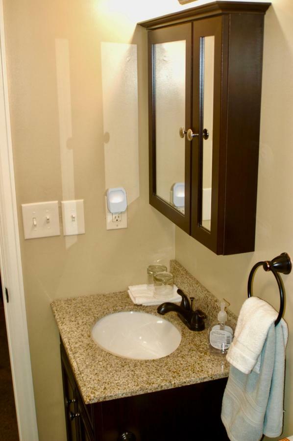 Blue Bear Den 3BR 2BA DTC Private Apt Hot Tub Exterior foto